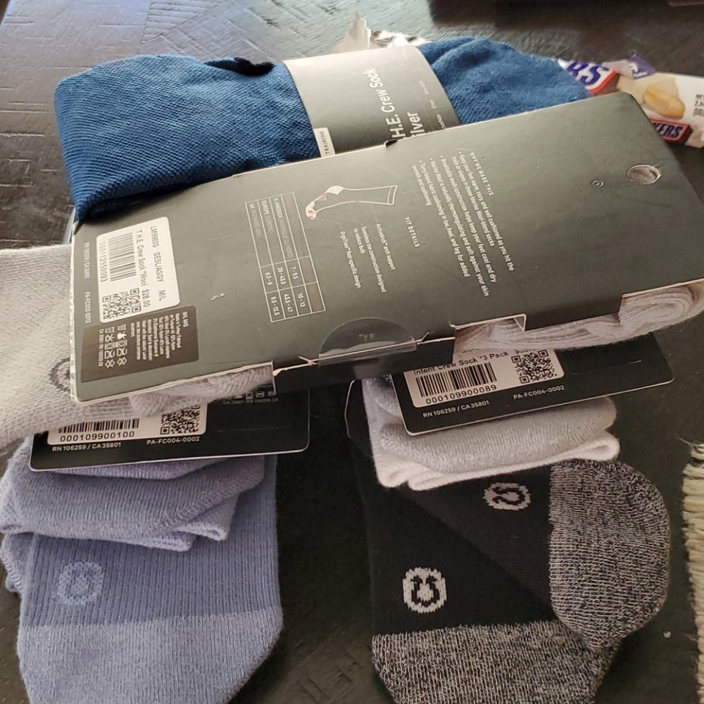 Lululemon  NWT  $24 ea  bundled $130 - Picture 5 of 6